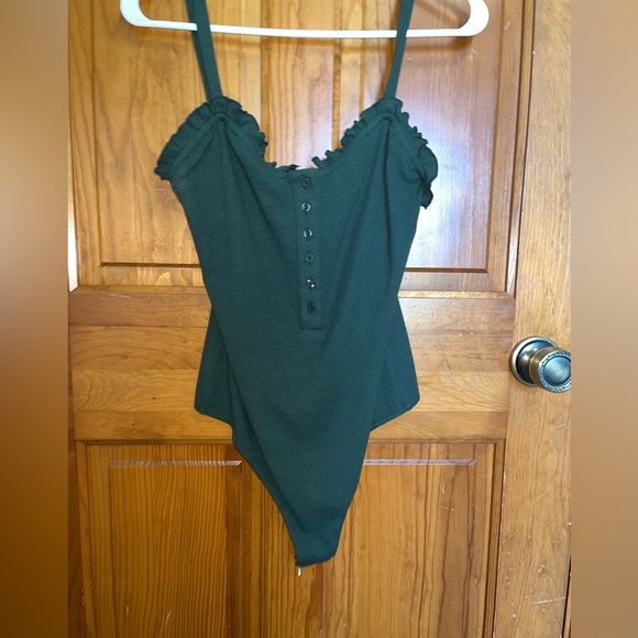 Green ruffle bodysuit size medium - Picture 2 of 8